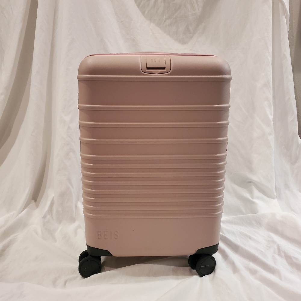 Beis 21" carry on roller in Atlas pink